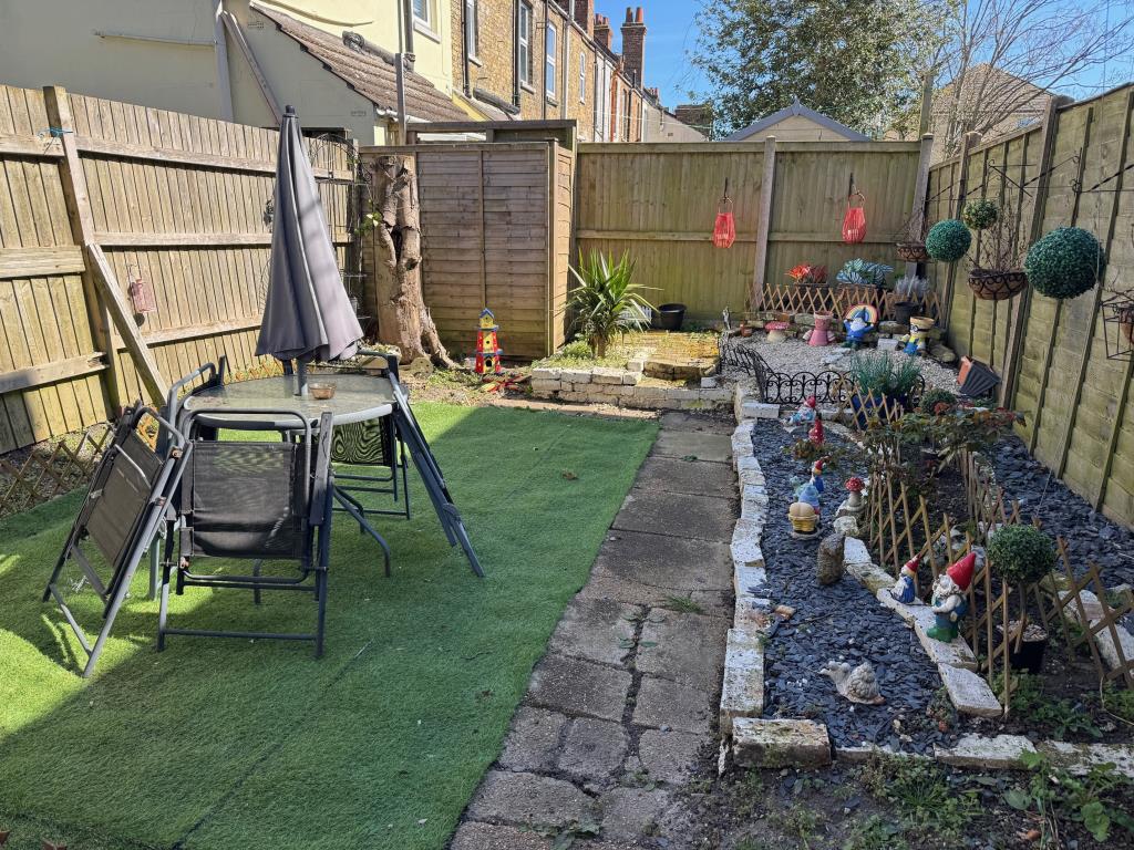 Lot: 150 - FREEHOLD INVESTMENT - THREE-BEDROOM MAISONETTE AND ONE-BEDROOM GARDEN FLAT - Ground floor flat - garden